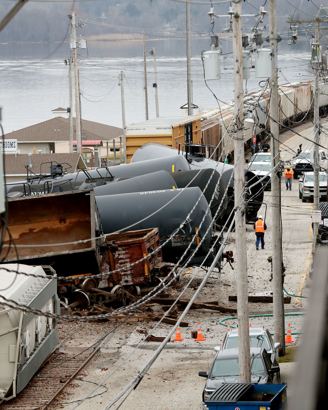 010320-qc-train-derail-010